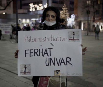 Serpil Unvar hält ein Plakat mit dem Namen ihres getöteten Sohnes Ferhat